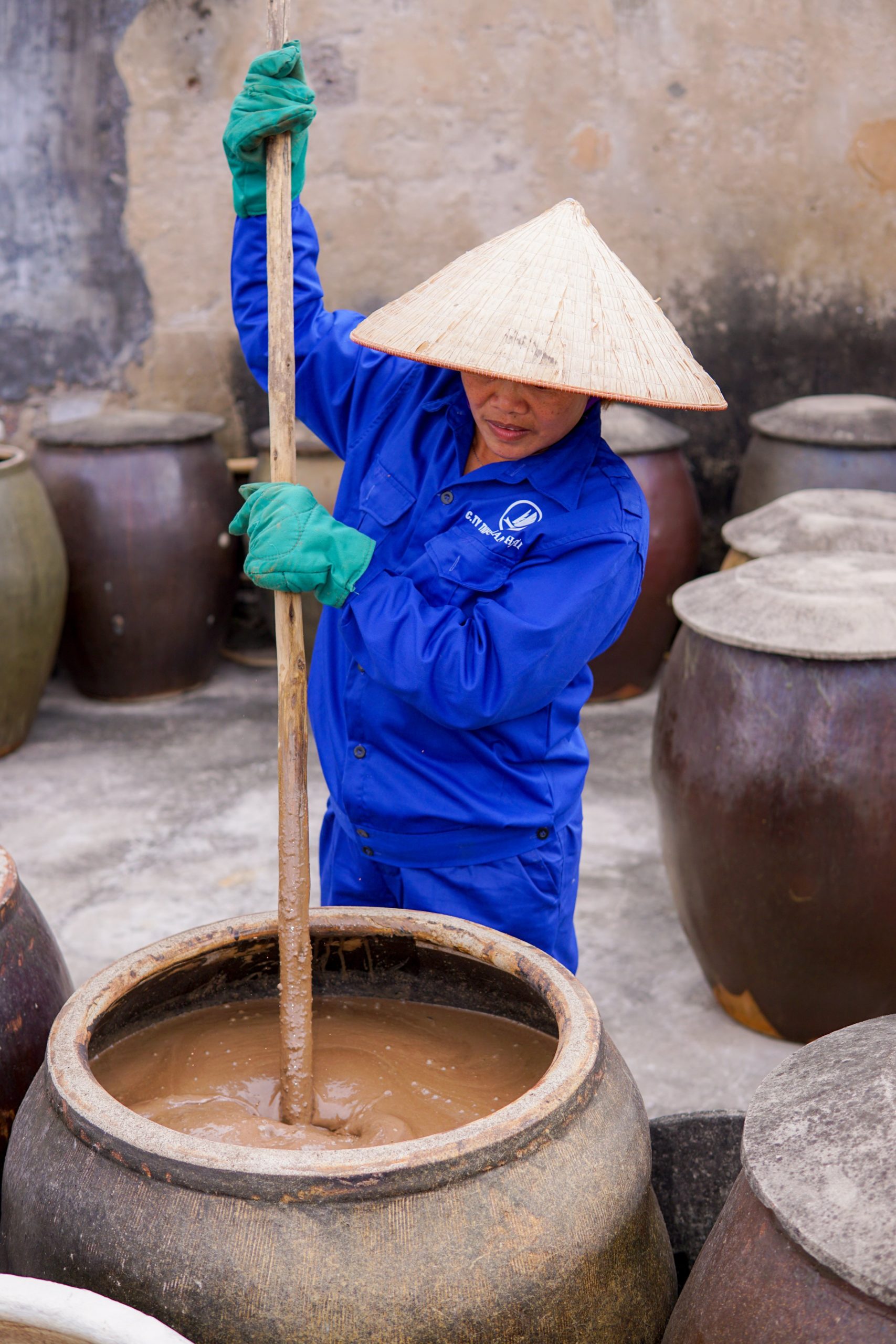 Tìm hiểu nghề làm nước mắm truyền thống tại Quan Lạn 