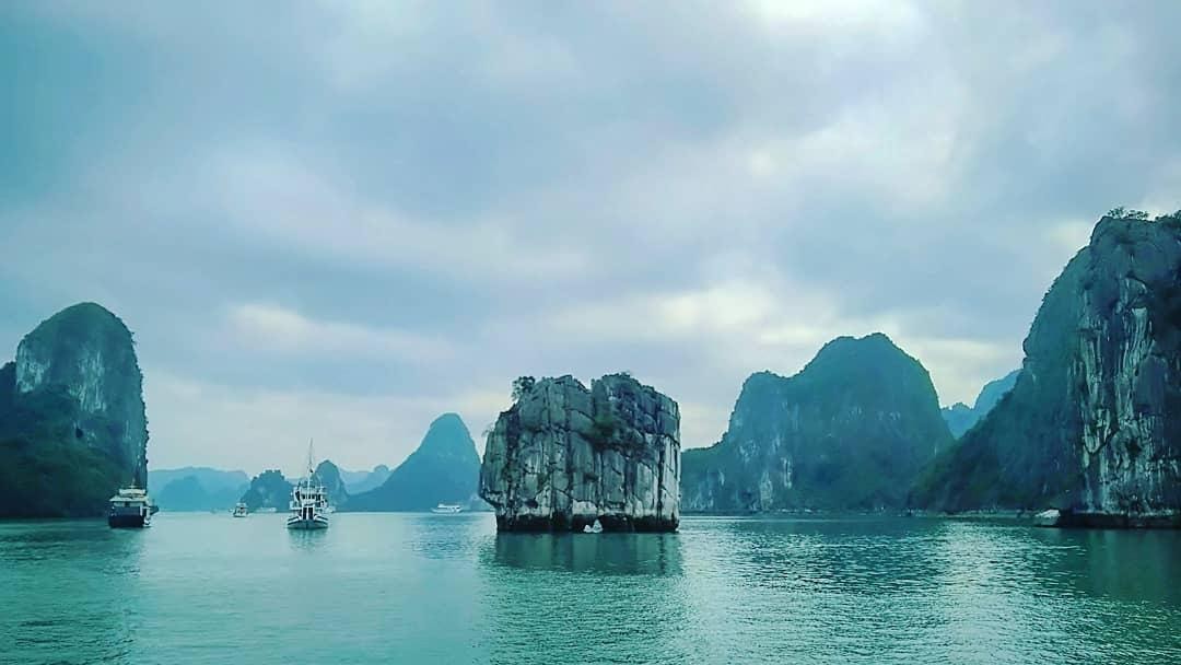 Khám phá Hòn Đỉnh Hương kiệt tác của thiên nhiên tại Hạ Long