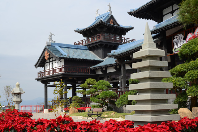 Check-in quên lối về ở cầu Koi Hạ Long