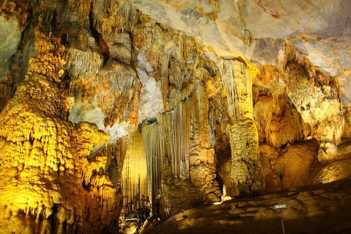 Động Mê Cung Hạ Long - Bức tranh đầy màu sắc của tạo hóa
