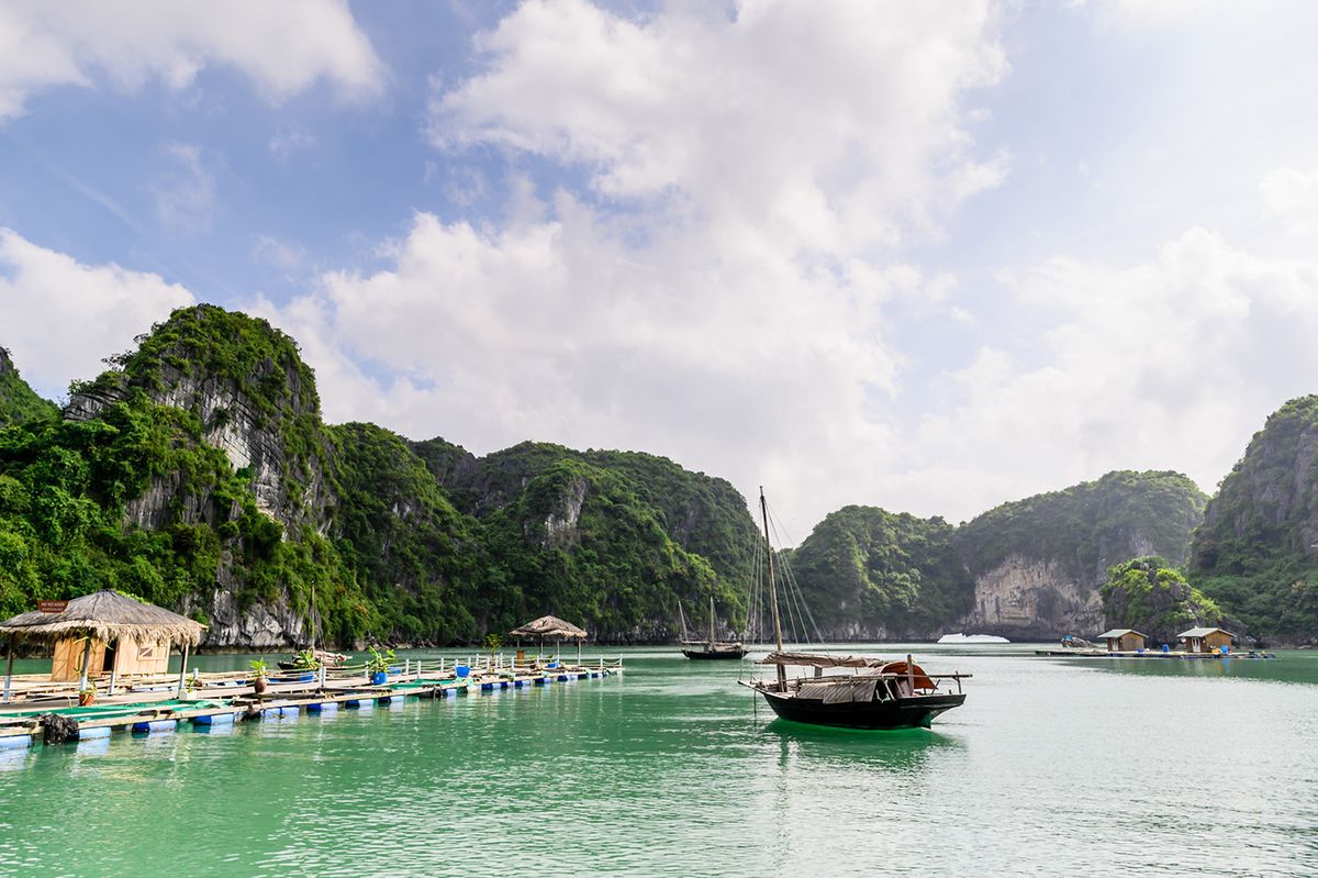 Khám phá nét đẹp bình yên như tiên cảnh của Vịnh Bái Tử Long