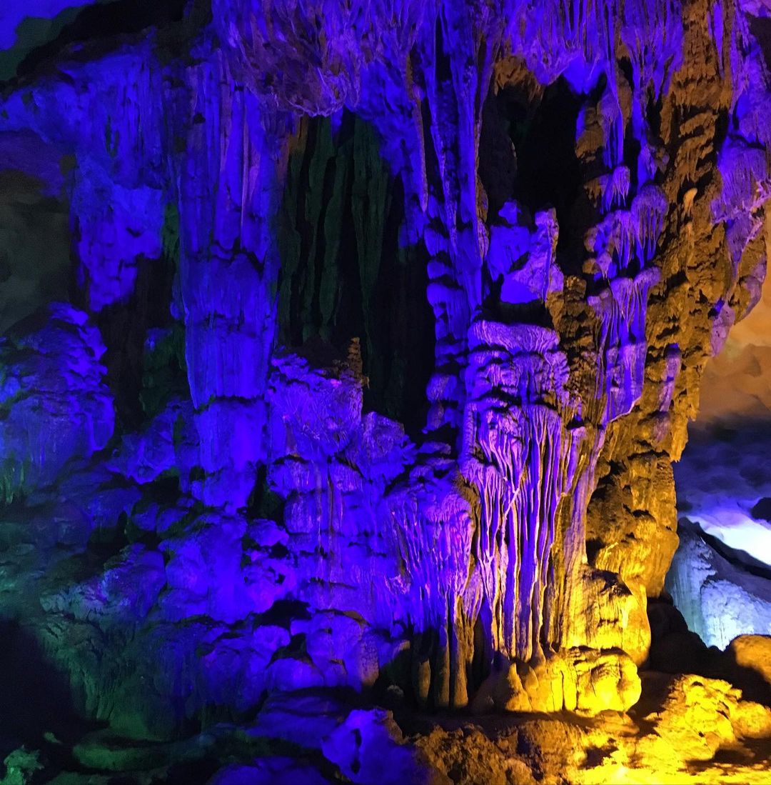 Sững sờ trước vẻ đẹp kì bí của Hang Sửng Sốt Hạ Long